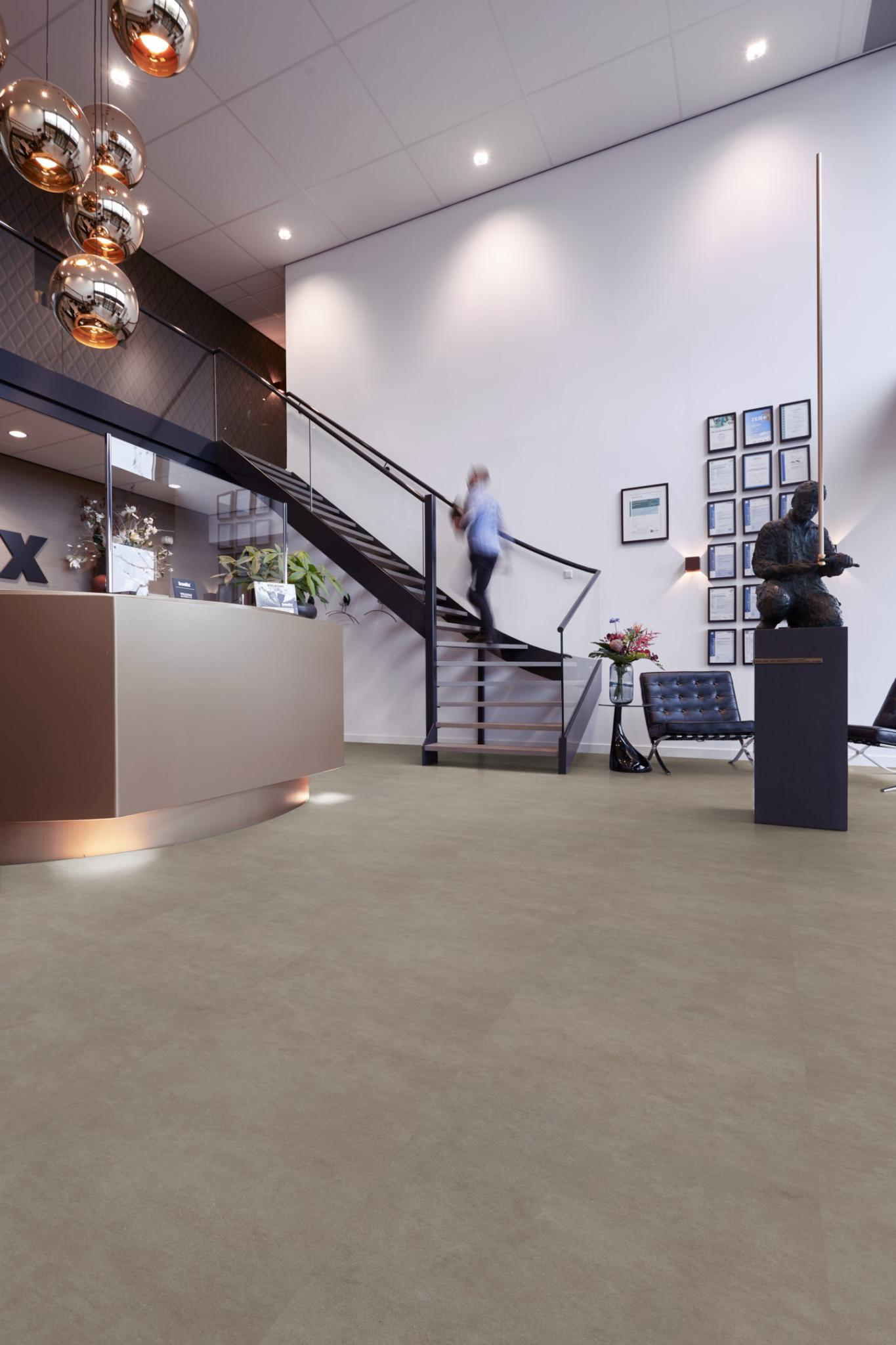 P529 loose lay warm grey